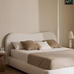 سرير مبطن قطيفة