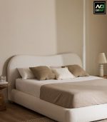 سرير مبطن قطيفة